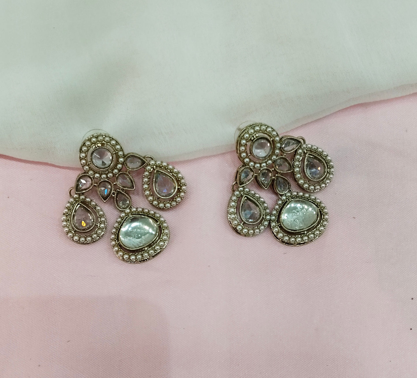 White Antique Gold Bollywood Indian Earrings Global Set