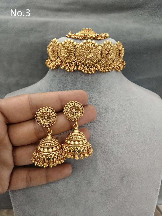 Antik vergoldetes Punjabi-Schmuckset neben echtem Polki-Halsband, indisches Schmuckset