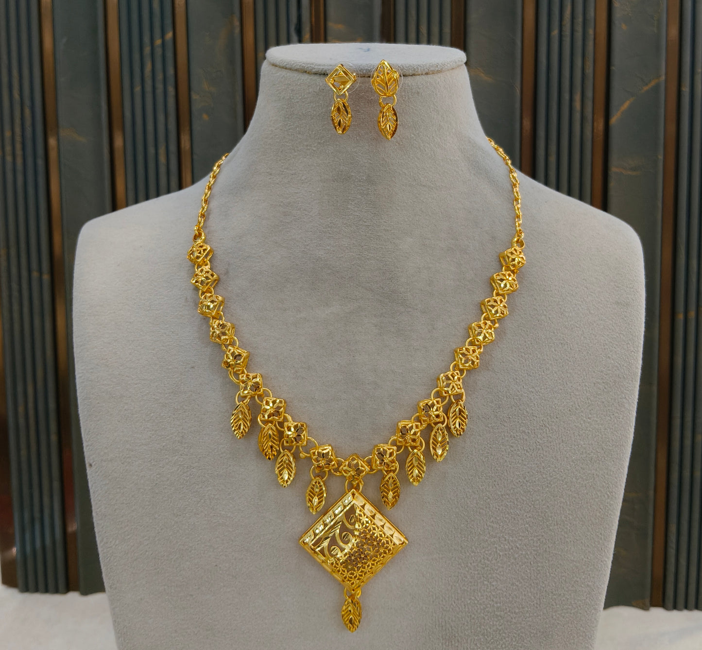 Gold Forming Jewellery Teresa Necklace Set